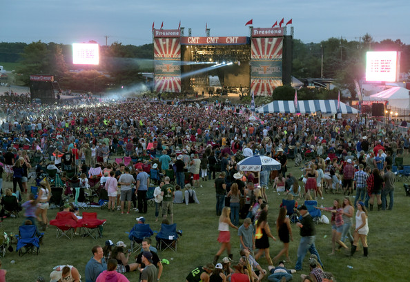 Crowds at Country Thunder