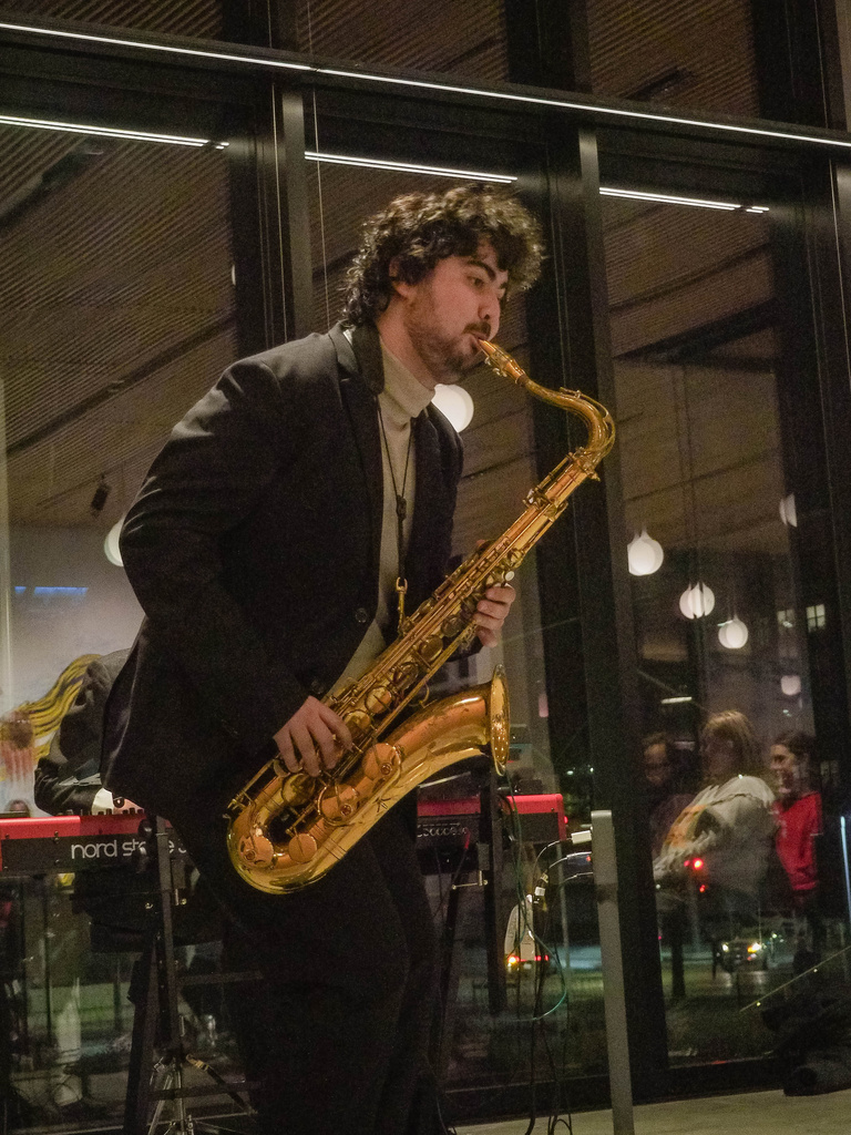 Mathuin Smith performing a piece on the saxophone 